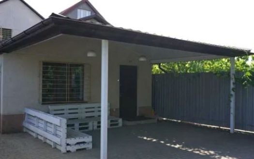 Продам двухэтажный дом + магазин, ул. Кордонная/Платановая.